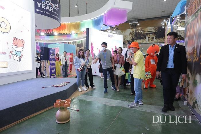 Các bạn trẻ trải nghiệm tại gian hàng của KTO ở Hội chợ VITM Hà Nội 2023.